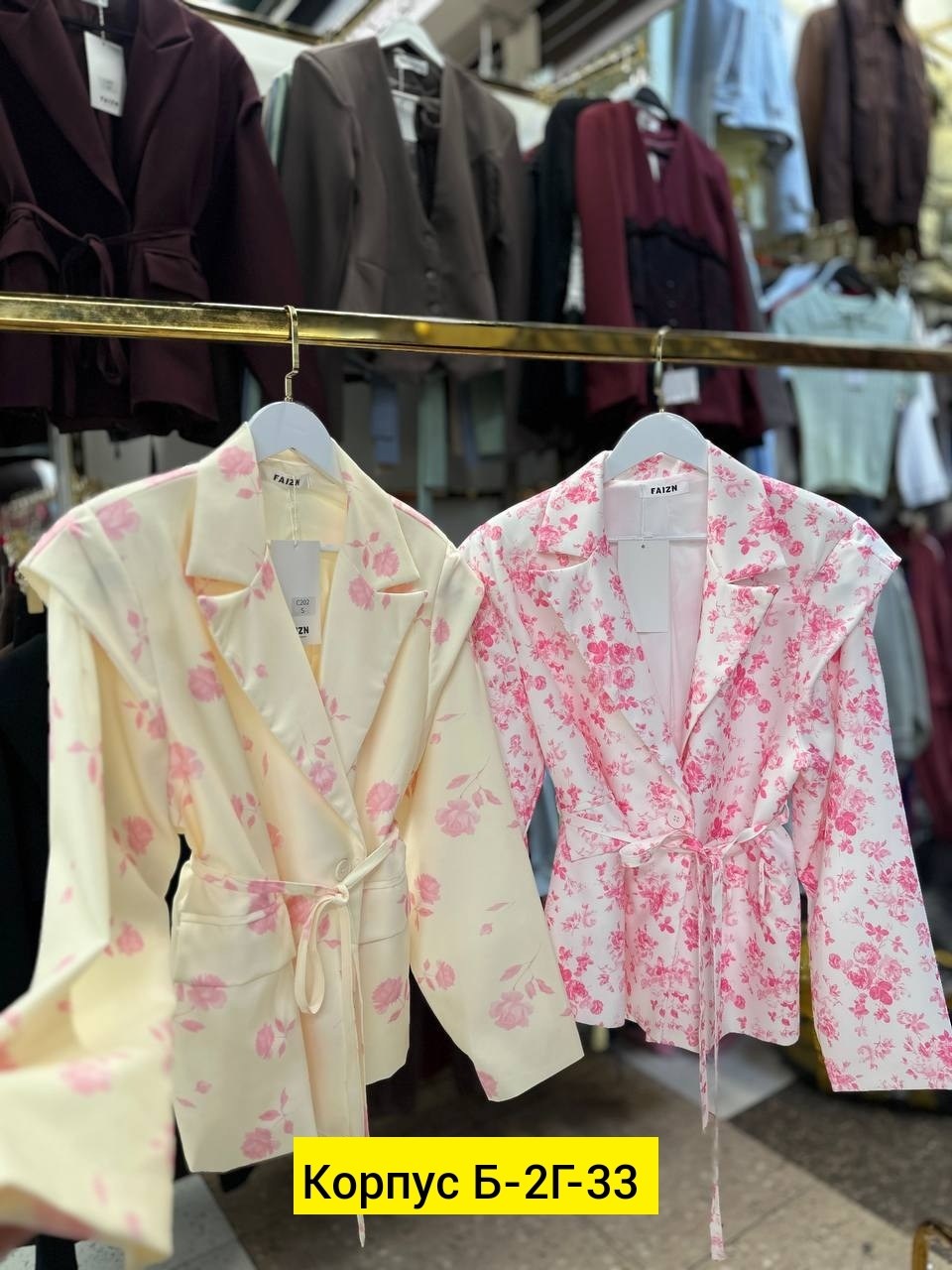 пиджак с завязками,пиджак розовый,стильные костюмы,костюм с принтом,