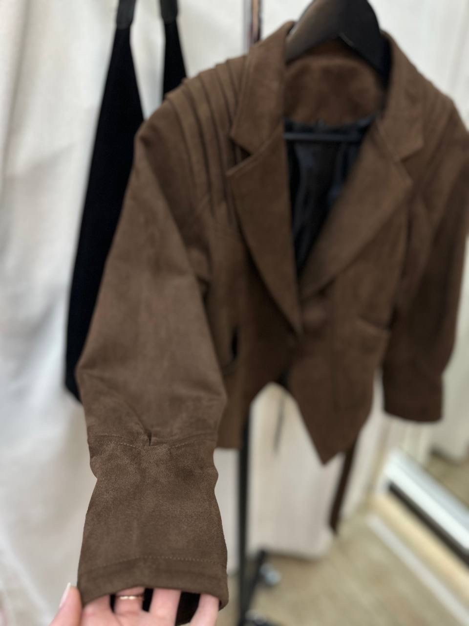 куртка косуха замшевая коричневая с поясом tadari,куртка-тренч укороченная замшевая цвет коричневый,куртка женская замшевая,классическая коричневая замшевая женская куртка с поясом,куртка-тренч укороч