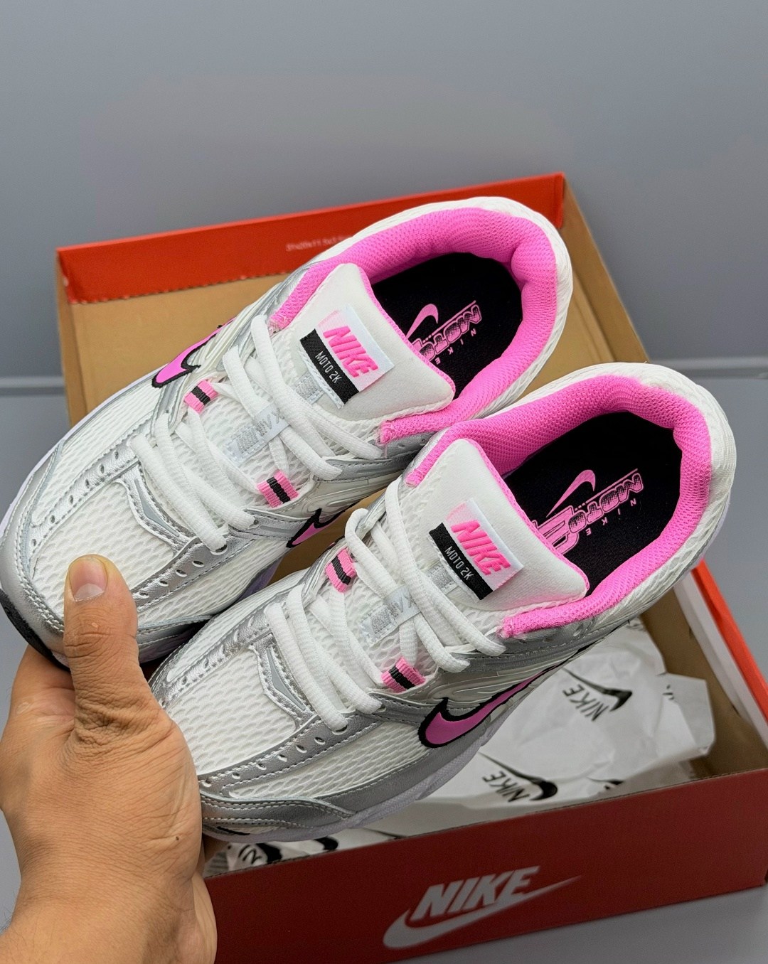 кроссовки,кроссовки nike,женские беговые кроссовки initiator от finish line nike белый,кроссовки для бега,кроссовки беговые женские