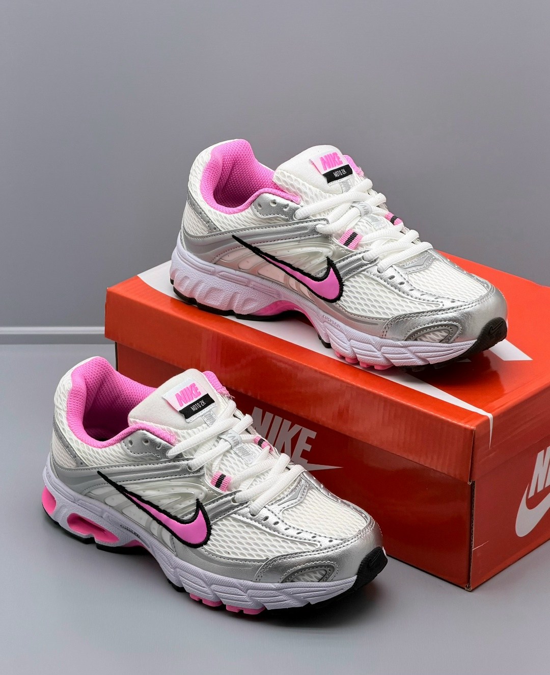 кроссовки,кроссовки nike,женские беговые кроссовки initiator от finish line nike белый,кроссовки для бега,кроссовки беговые женские