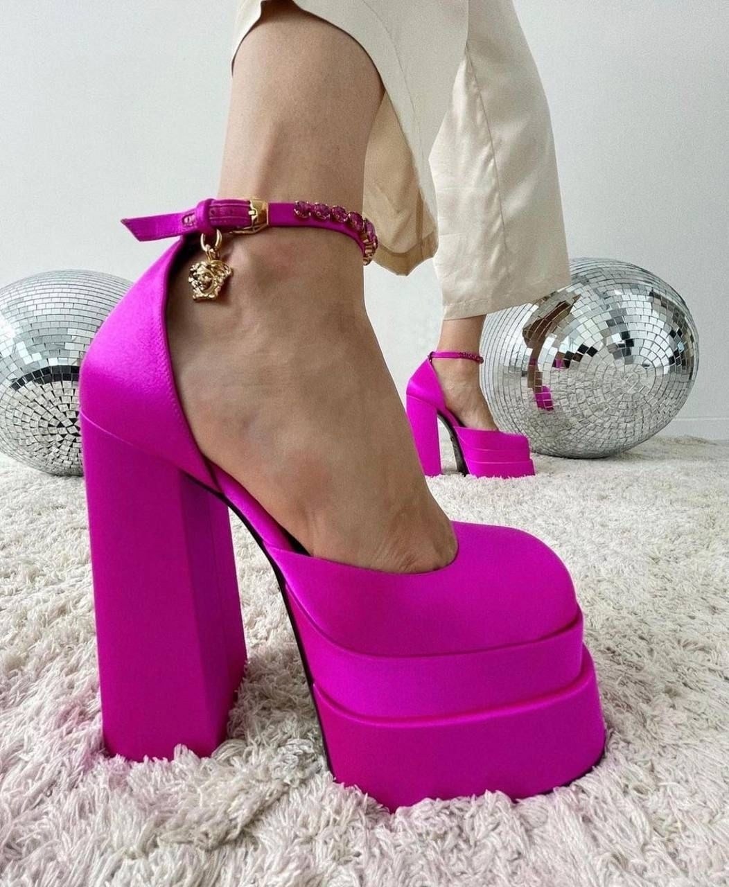 босоножки на платформе и каблуке,versace medusa aevitas туфли,туфли на каблуке розовые,каблуки розовые,каблуки туфли