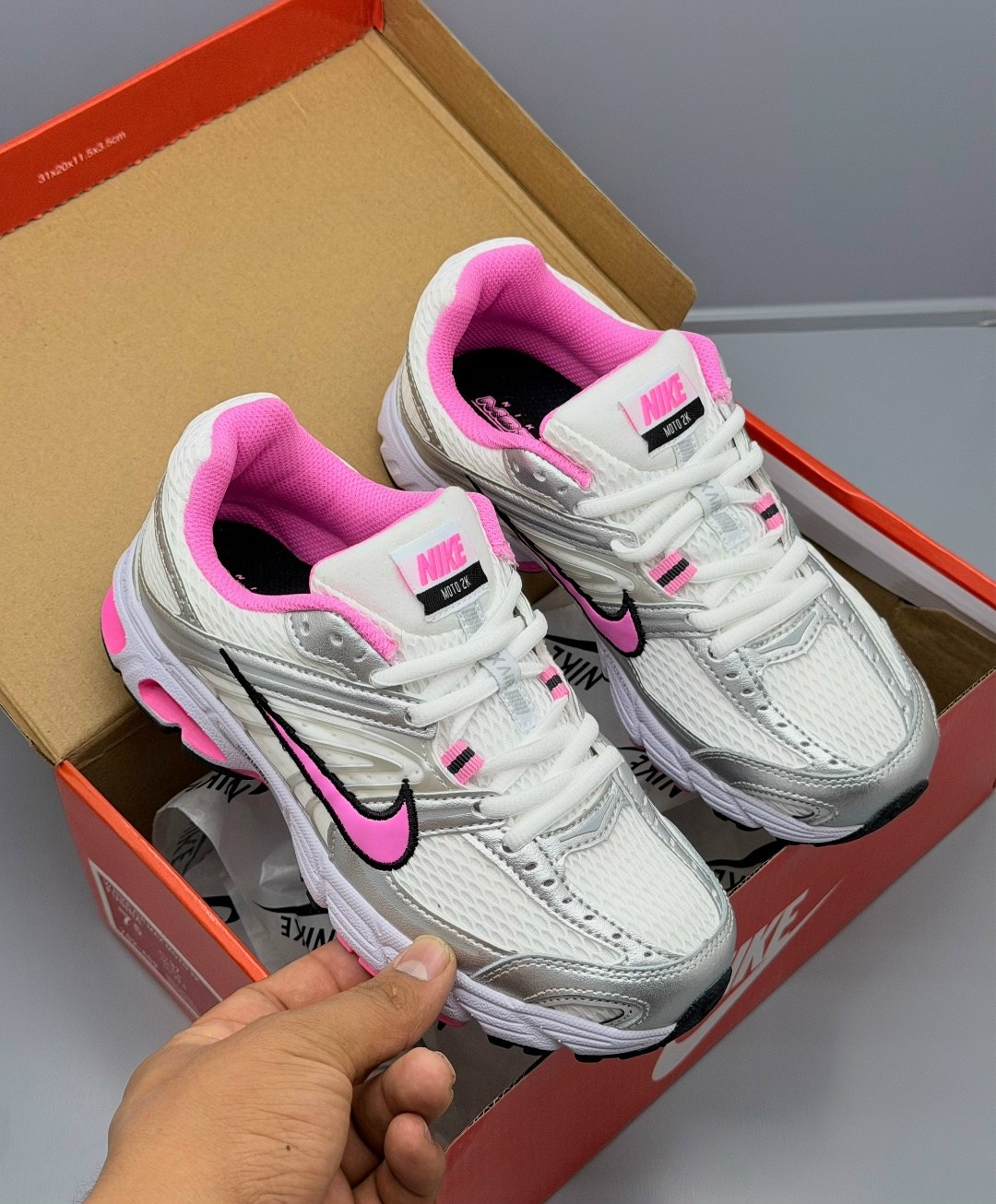 кроссовки,кроссовки nike,женские беговые кроссовки initiator от finish line nike белый,кроссовки для бега,кроссовки беговые женские