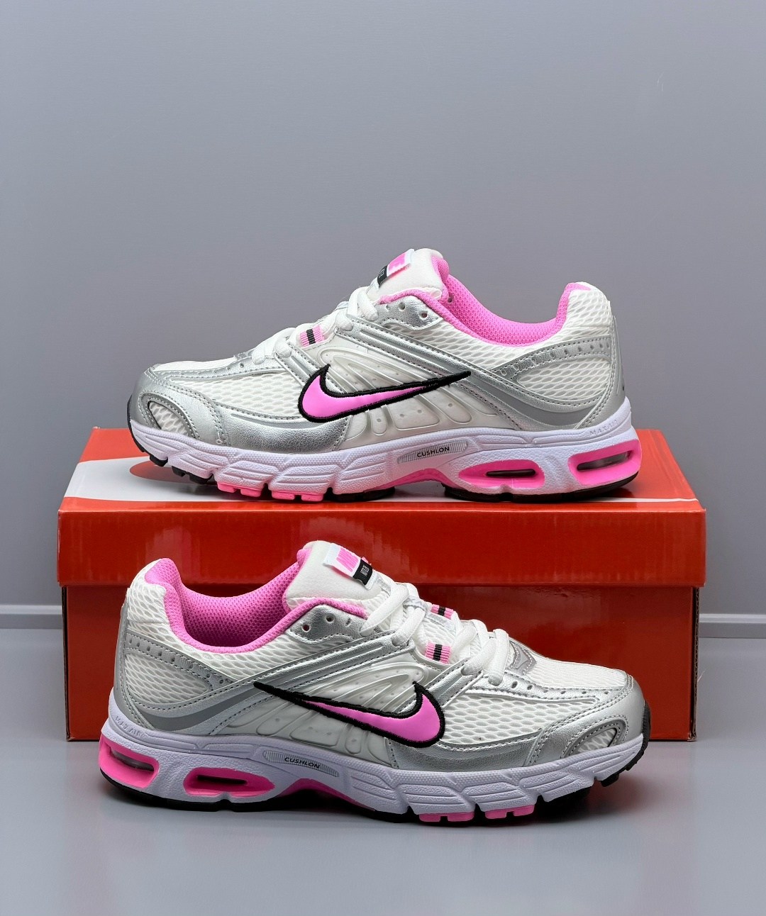 кроссовки,кроссовки nike,женские беговые кроссовки initiator от finish line nike белый,кроссовки для бега,кроссовки беговые женские