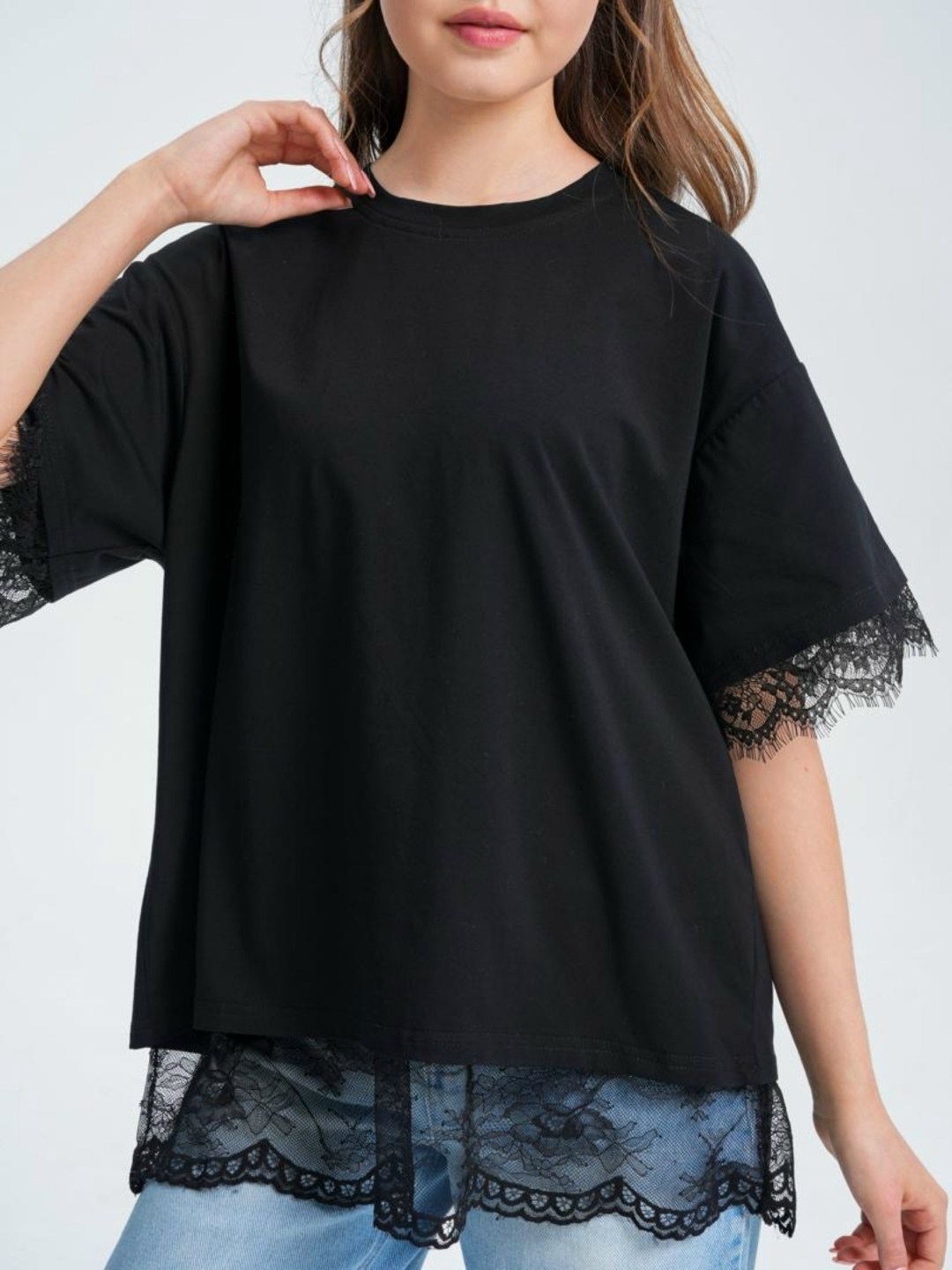 футболка с кружевами,кружевная футболка,футболка с кружевной отделкой,черная футболка с кружевом,удлинённая футболка из хлопка с кружевом по низу ld 3083