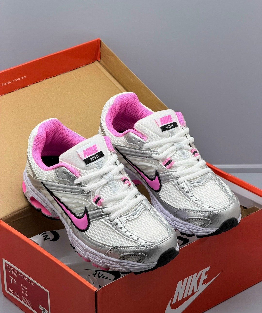 кроссовки,кроссовки nike,женские беговые кроссовки initiator от finish line nike белый,кроссовки для бега,кроссовки беговые женские