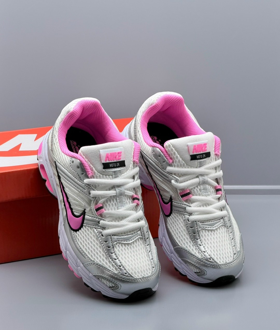 кроссовки,кроссовки nike,женские беговые кроссовки initiator от finish line nike белый,кроссовки для бега,кроссовки беговые женские