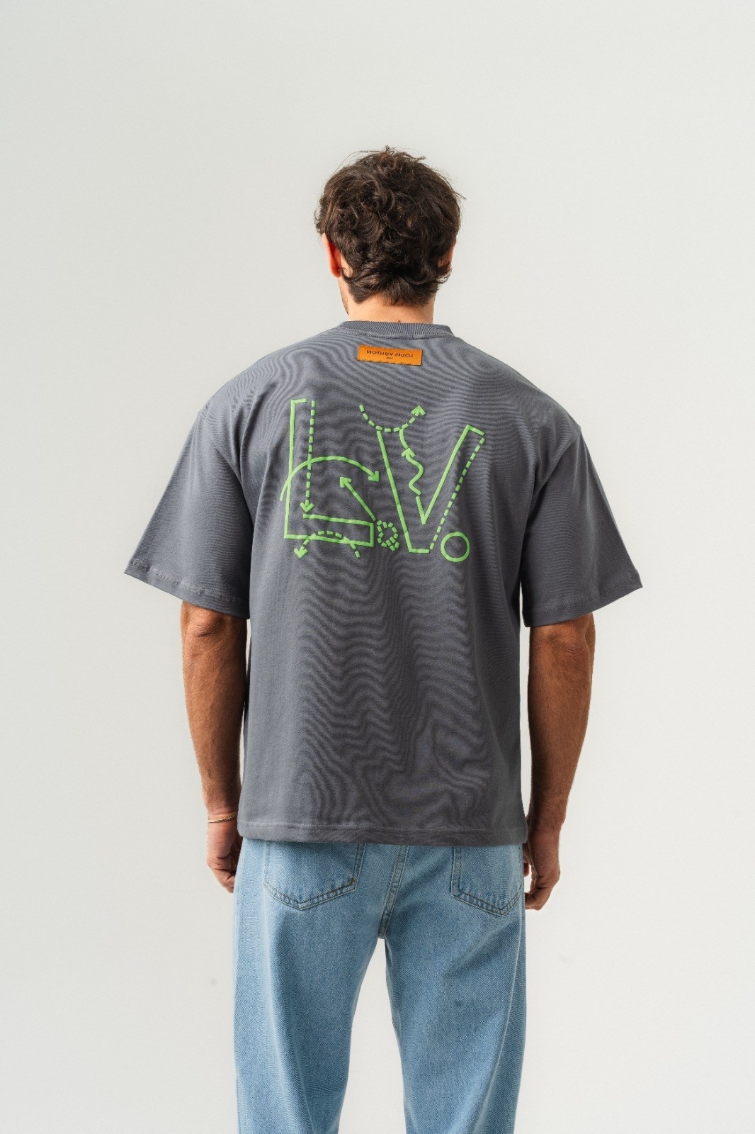 футболки дизайн,футболка серая,футболка с принтом,футболка,футболки модные