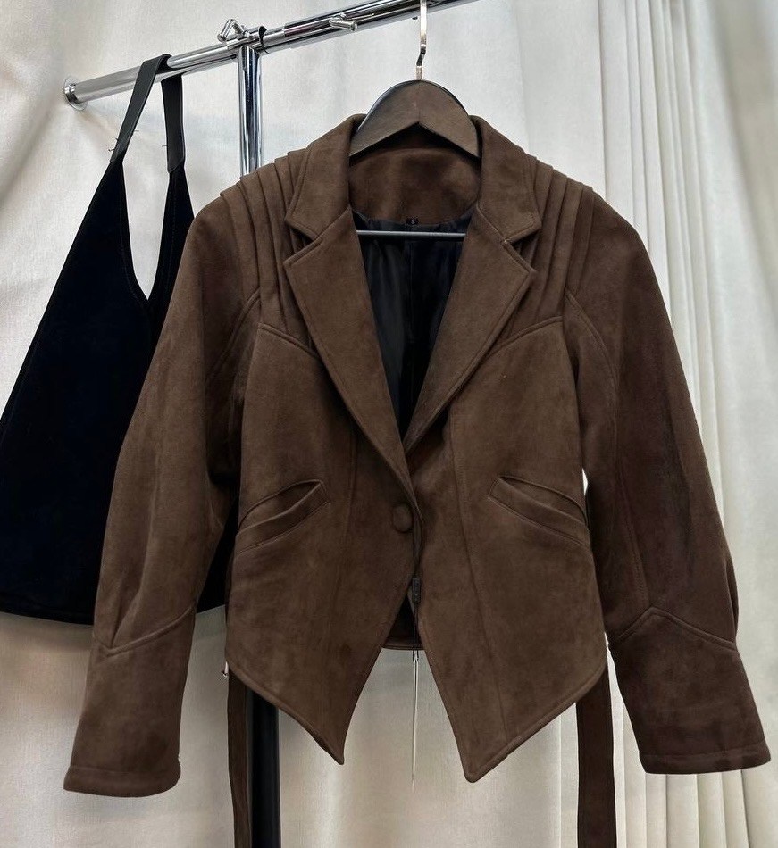 куртка косуха замшевая коричневая с поясом tadari,куртка-тренч укороченная замшевая цвет коричневый,куртка женская замшевая,классическая коричневая замшевая женская куртка с поясом,куртка-тренч укороч
