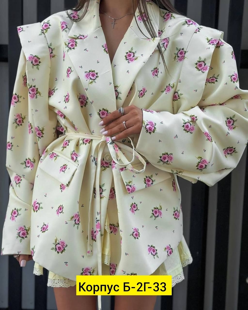 пиджак с завязками,пиджак розовый,стильные костюмы,костюм с принтом,