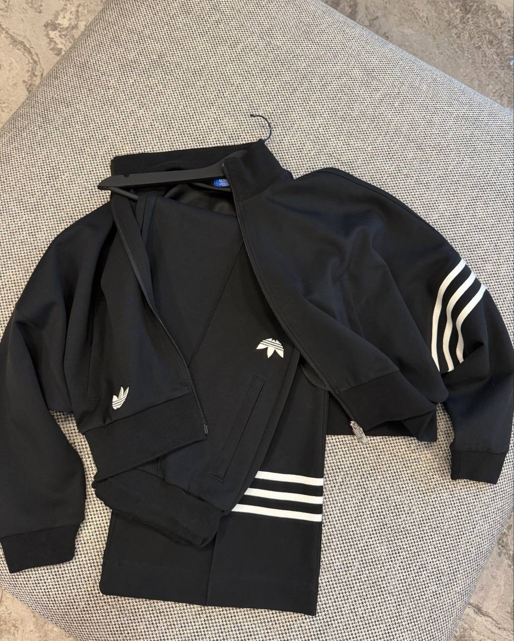 спортивный костюм женский,стильные костюмы,женский костюм,спортивный костюм,костюм с лампасами