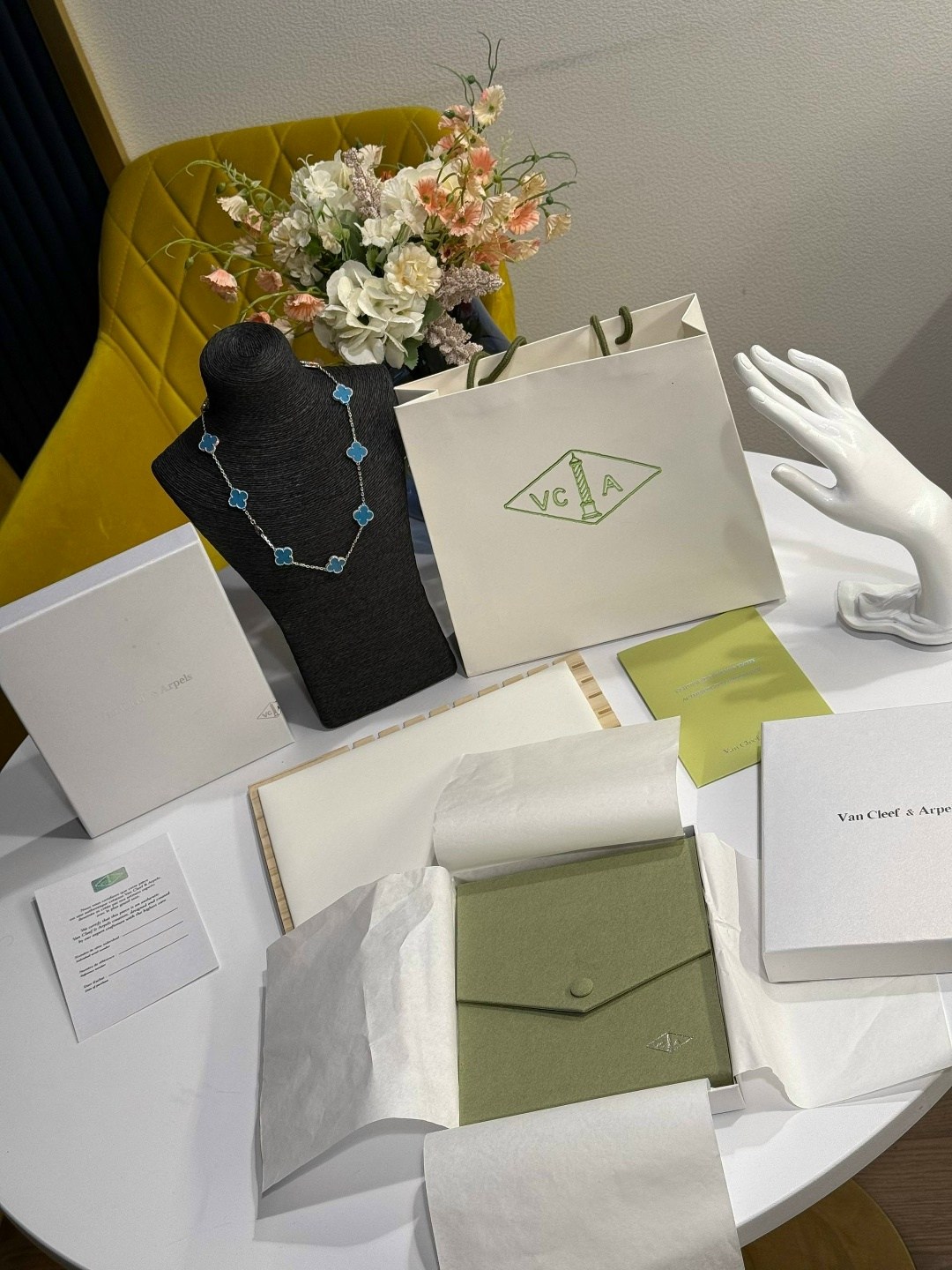 van cleef arpels упаковка,ювелирное украшение,подарочная упаковка,украшение,van cleef arpels коробка