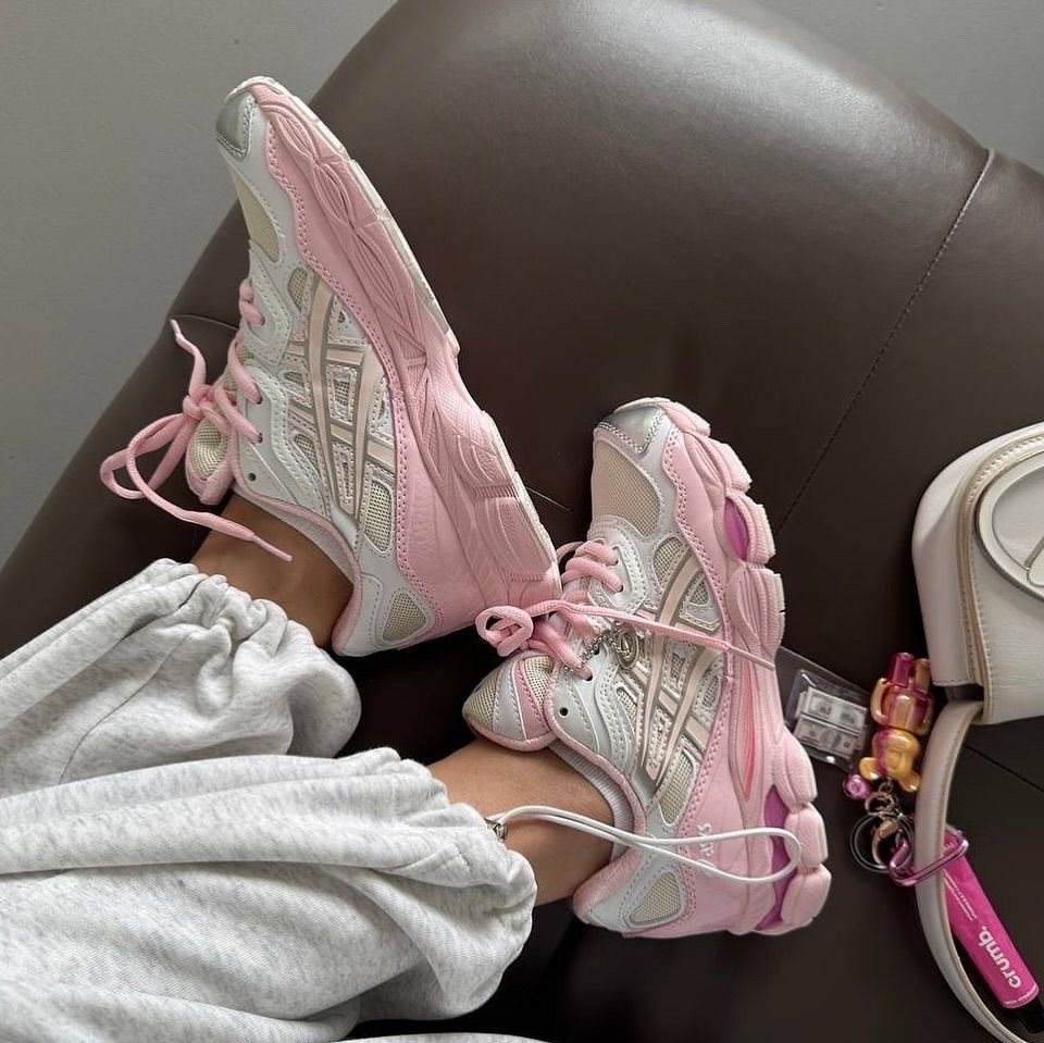 кроссовки женские asics,женские кроссовки,бело розовые кроссовки,кроссовки трендовые,розовые женские кроссовки