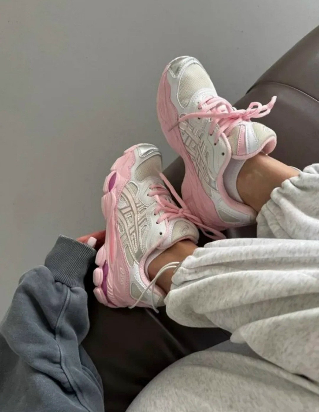 кроссовки женские asics,женские кроссовки,бело розовые кроссовки,кроссовки трендовые,розовые женские кроссовки