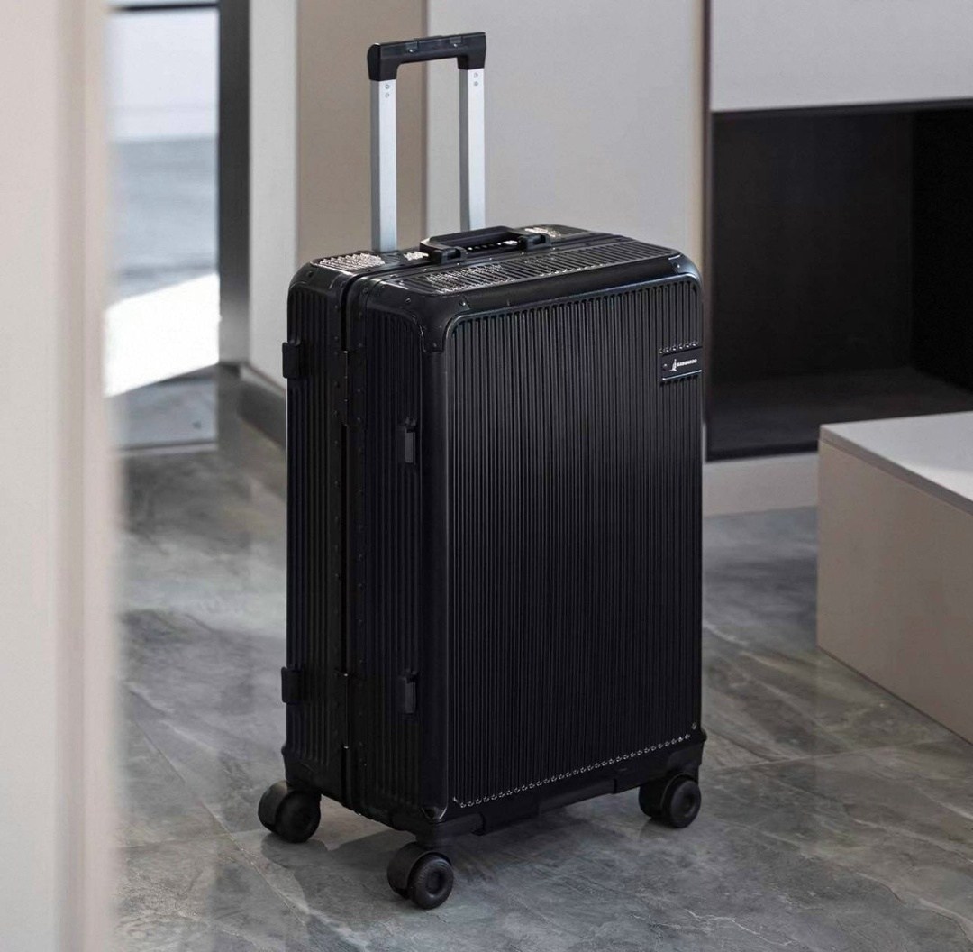 чемодан на колесиках,алюминиевый чемодан,чемодан на колесах,чемодан женский,чемодан для переноски