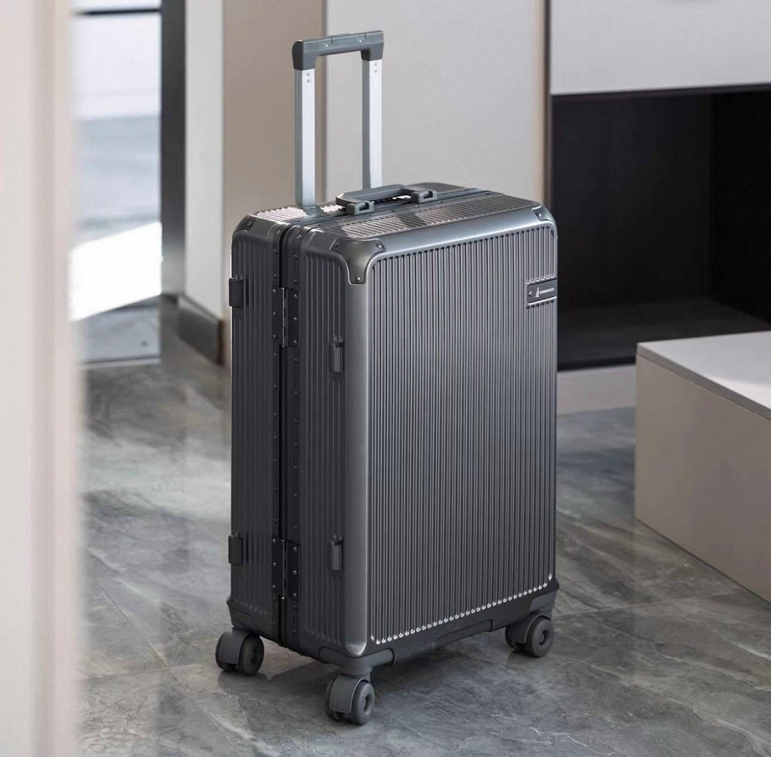 чемодан на колесиках,алюминиевый чемодан,чемодан на колесах,чемодан женский,чемодан для переноски