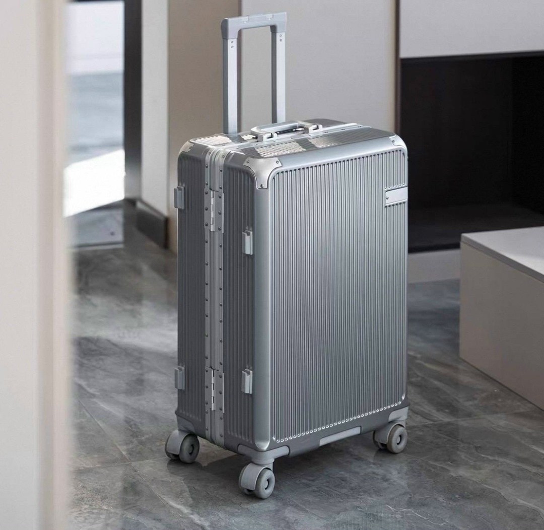 чемодан на колесиках,алюминиевый чемодан,чемодан на колесах,чемодан женский,чемодан для переноски