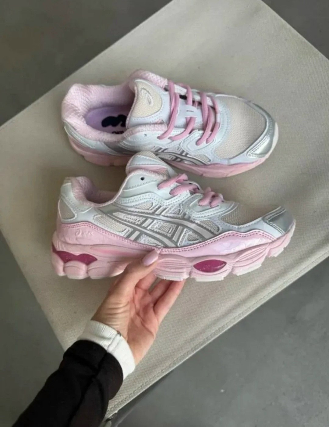 кроссовки женские asics,женские кроссовки,бело розовые кроссовки,кроссовки трендовые,розовые женские кроссовки