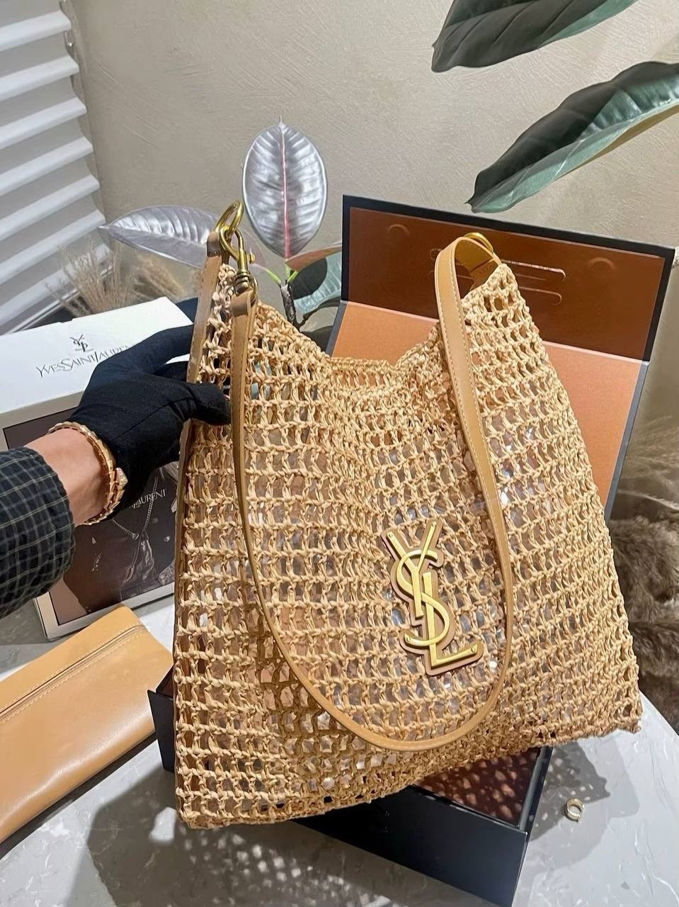 женская бежевая пляжная сумка saint laurent raffia,плетеная сумка,вязаная сумка,пляжная сумка,сумки