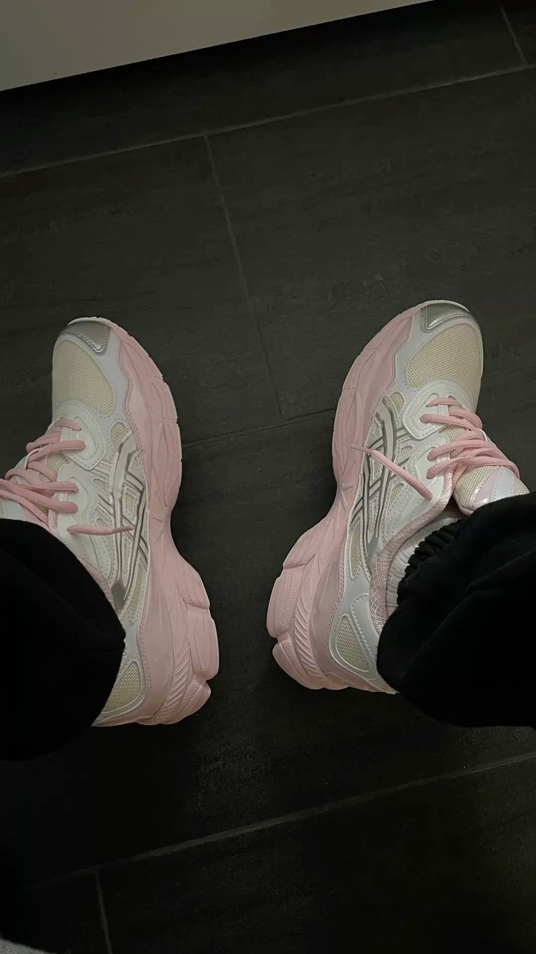 кроссовки женские asics,женские кроссовки,бело розовые кроссовки,кроссовки трендовые,розовые женские кроссовки