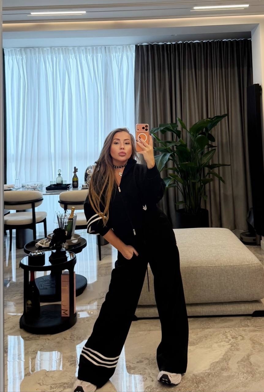 спортивный костюм женский,стильные костюмы,женский костюм,спортивный костюм,костюм с лампасами