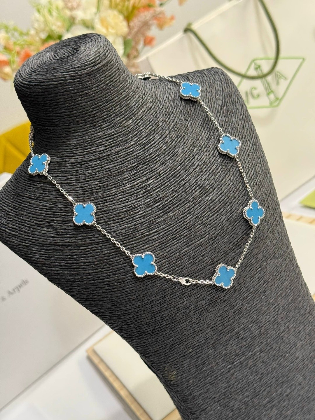 van cleef arpels упаковка,ювелирное украшение,подарочная упаковка,украшение,van cleef arpels коробка