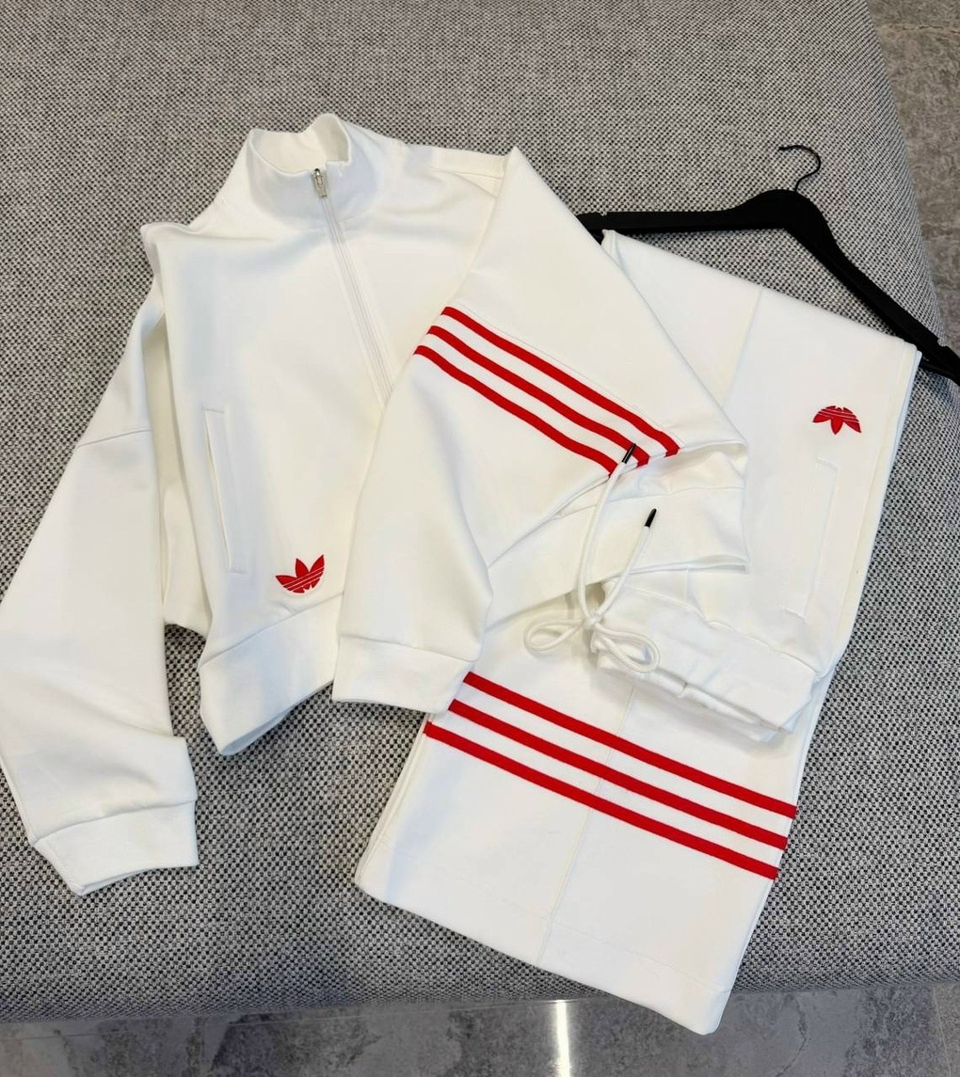 костюм спортивный женский,стильные костюмы,белый спортивный костюм в стиле celine,костюм спортивный,женский костюм