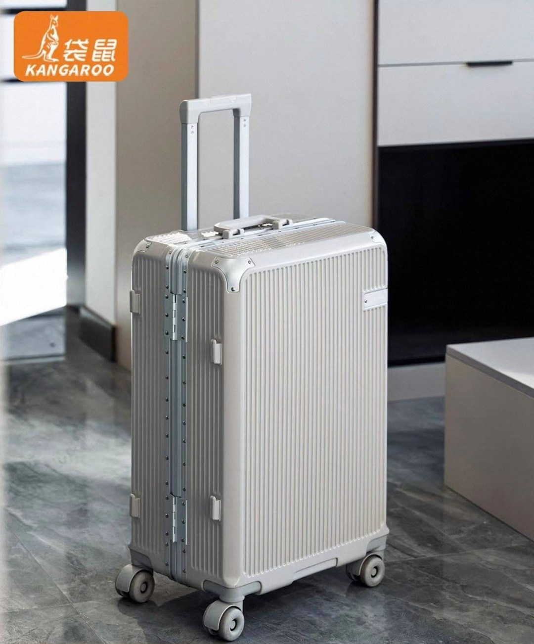 чемодан на колесиках,алюминиевый чемодан,чемодан на колесах,чемодан женский,чемодан для переноски