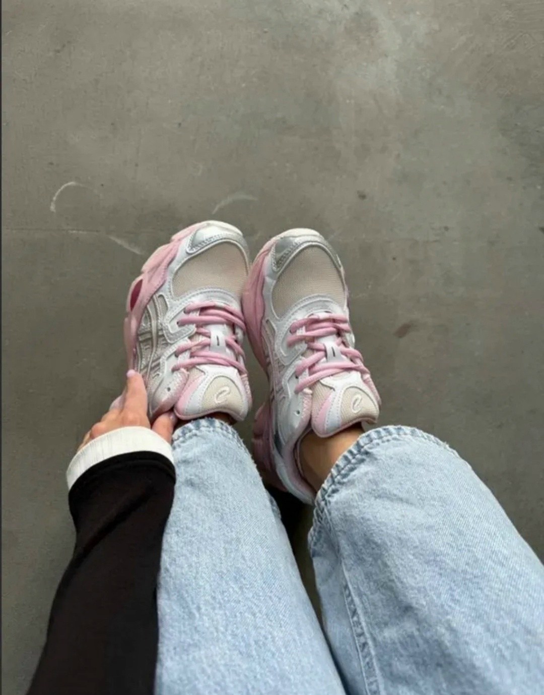 кроссовки женские asics,женские кроссовки,бело розовые кроссовки,кроссовки трендовые,розовые женские кроссовки