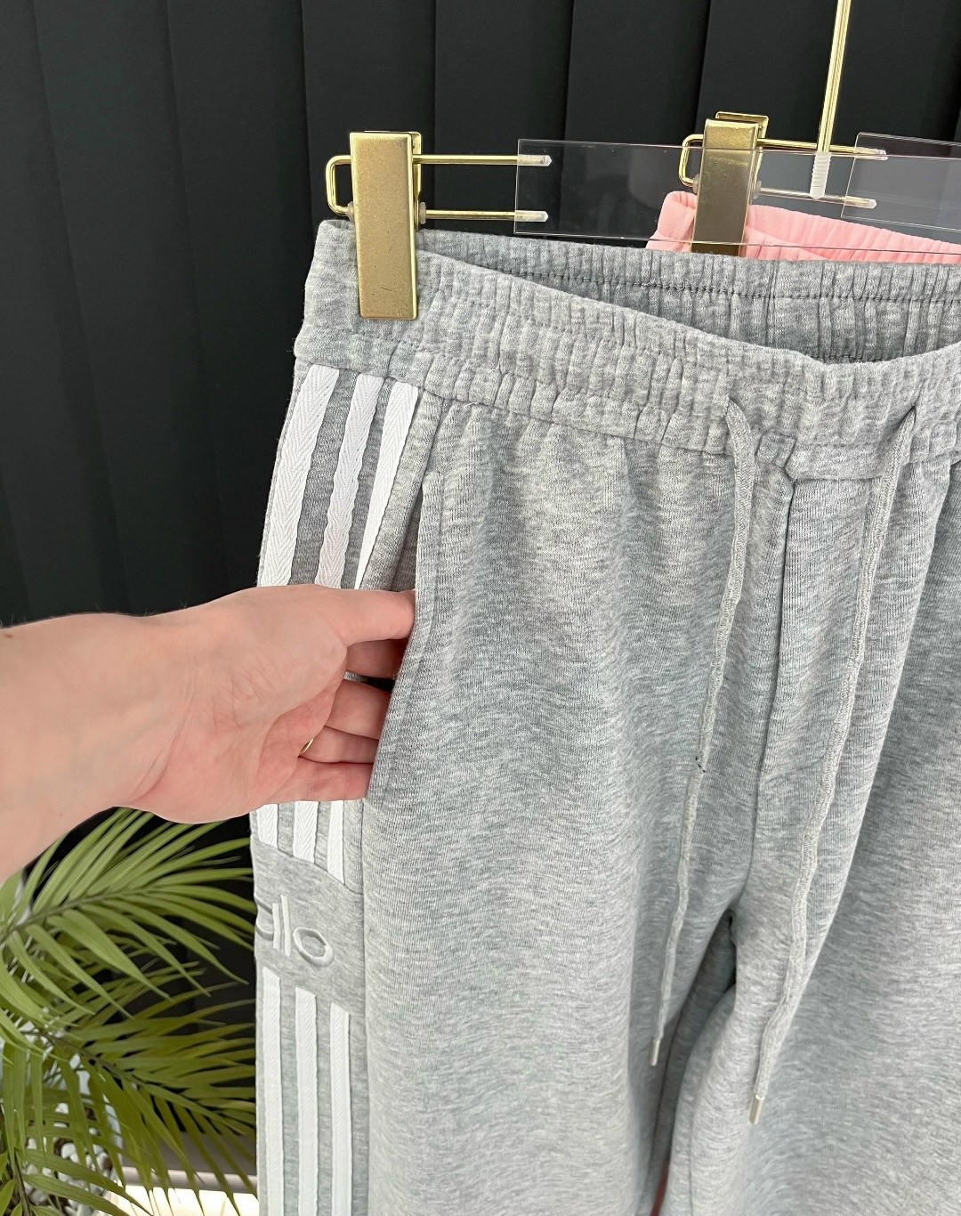 штаны адидас широкие,спортивные штаны adidas,брюки спортивные adidas originals,спортивные штаны adidas type широкие,штаны адидас