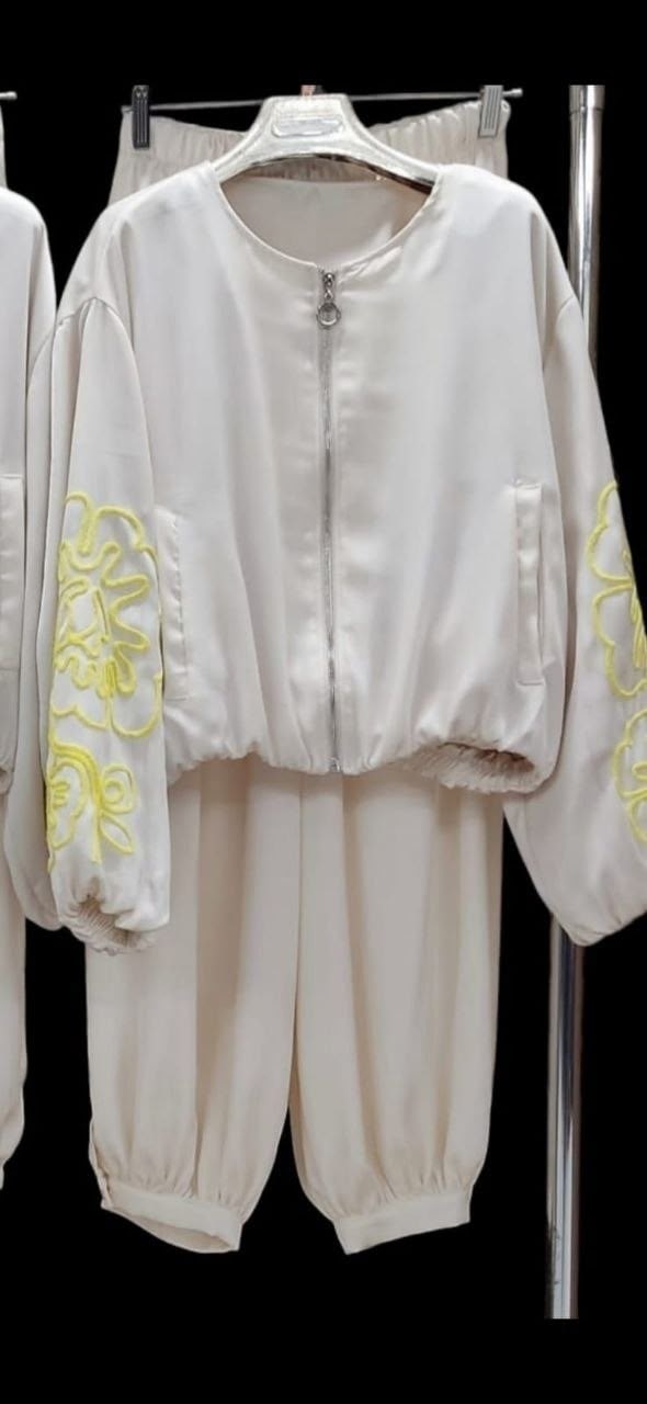 костюм бежевый,трикотажные костюмы,спортивные костюм,девушка,женские спортивные костюмы