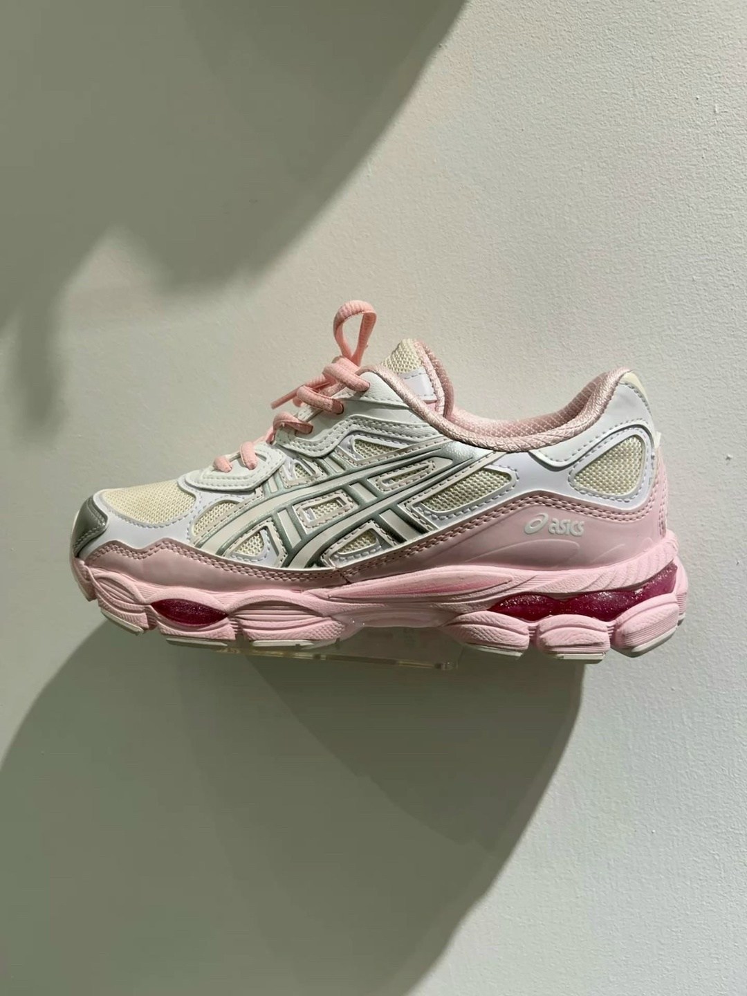 кроссовки женские asics,женские кроссовки,бело розовые кроссовки,кроссовки трендовые,розовые женские кроссовки