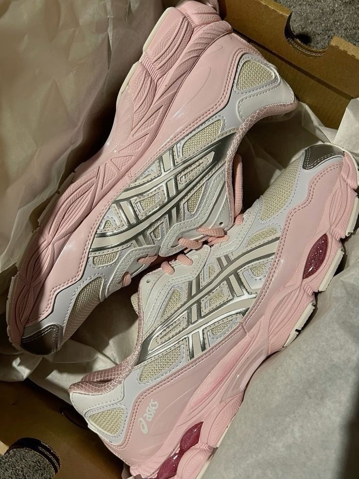 кроссовки женские asics,женские кроссовки,бело розовые кроссовки,кроссовки трендовые,розовые женские кроссовки