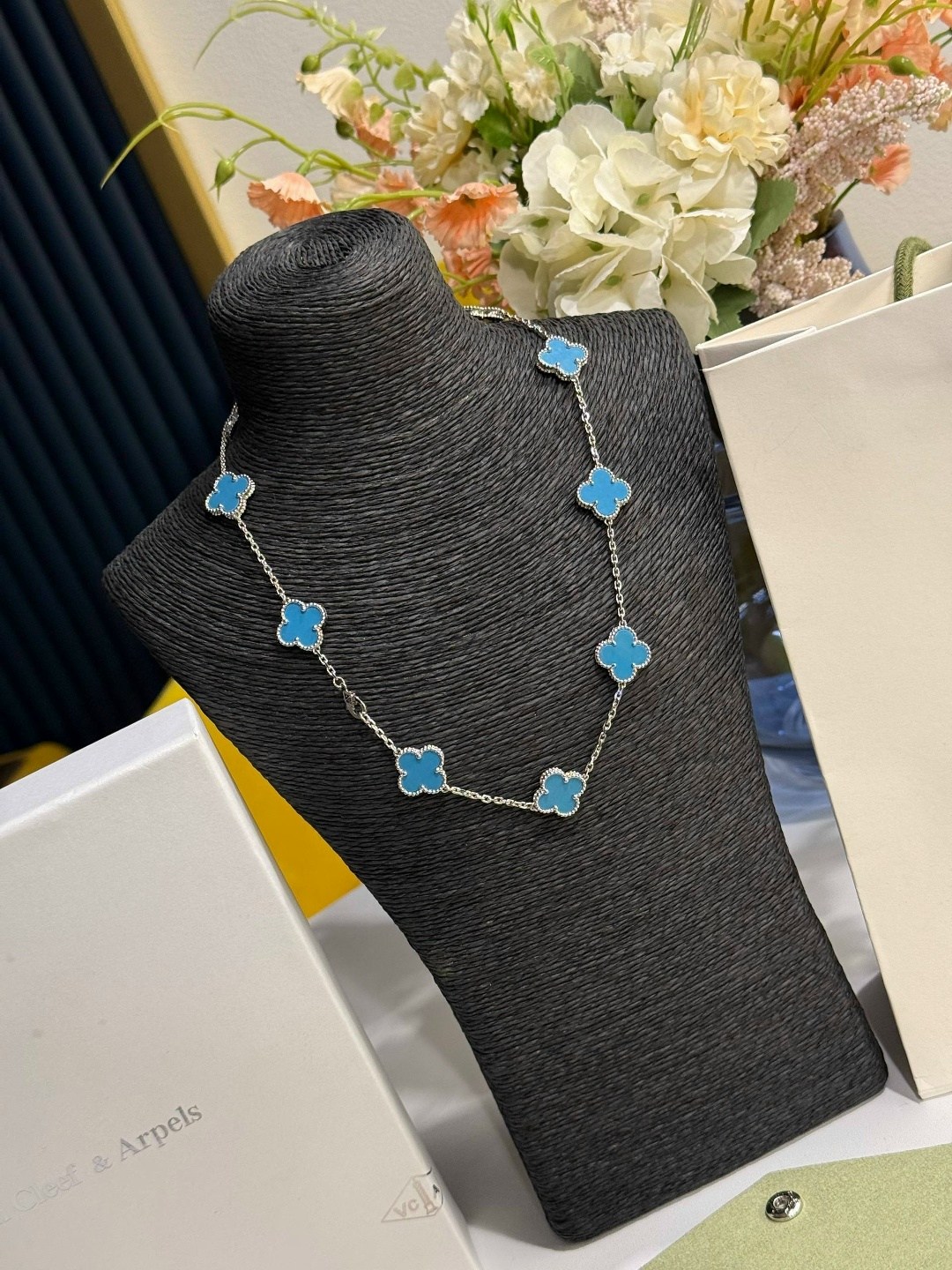 van cleef arpels упаковка,ювелирное украшение,подарочная упаковка,украшение,van cleef arpels коробка