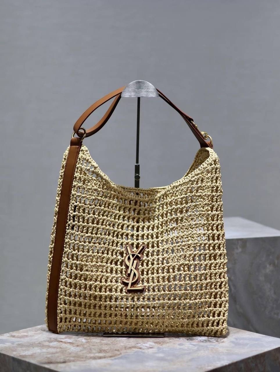 женская бежевая пляжная сумка saint laurent raffia,плетеная сумка,вязаная сумка,пляжная сумка,сумки