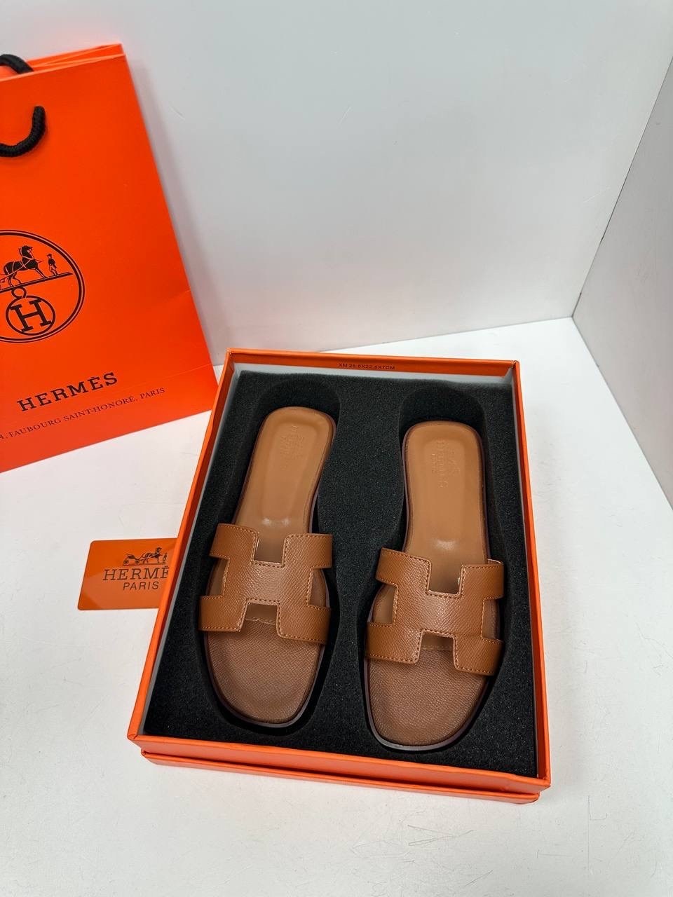 шлёпанцы hermes,шлепки hermes женские,шлепки hermes oran,женские кожаные шлепки hermes oran коричневые,шлепки гермес женские