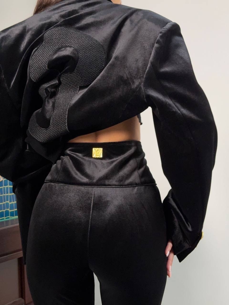 модели брючных костюмов из велюра для женщин,бархатный брючный костюм,брючный костюм из бархата,бархатные брюки,бархатный пиджак