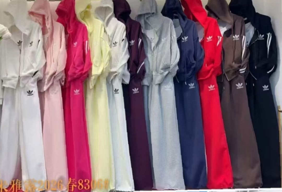 костюм спортивный женский adidas,женский костюм,костюм спортивный женский,стильные спортивные костюмы,спортивный костюм