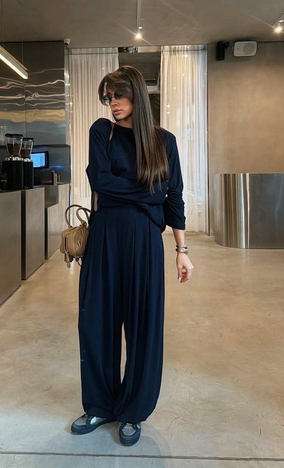 модные брюки палаццо,мода модная,повседневный костюм,черные брюки палаццо образы