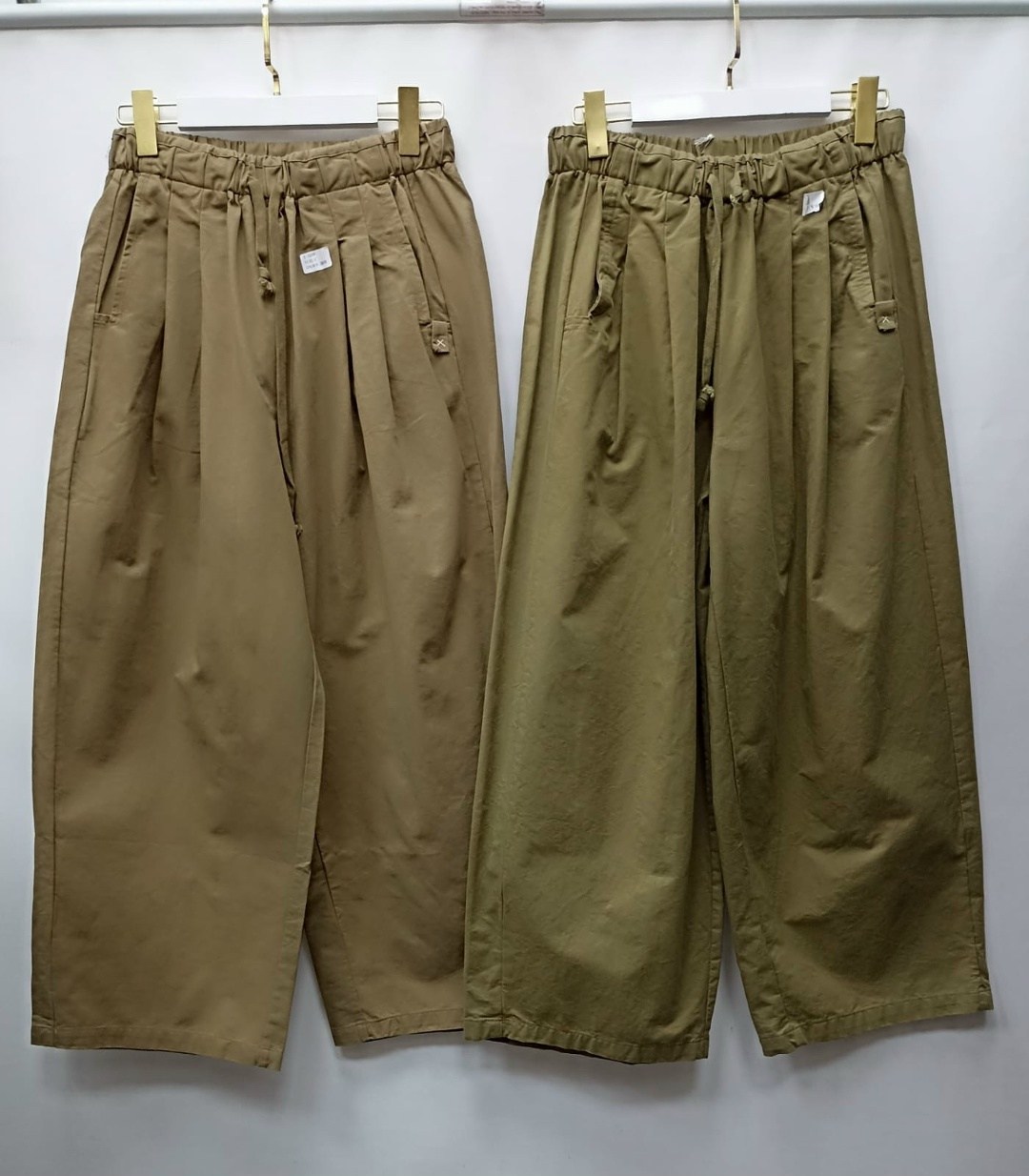 брюки uniform bridge balloon crop chino pants бежевый,широкие брюки,повседневные брюки карго,широкие брюки карго,брюки uniform bridge balloon crop chino pants бежевый l