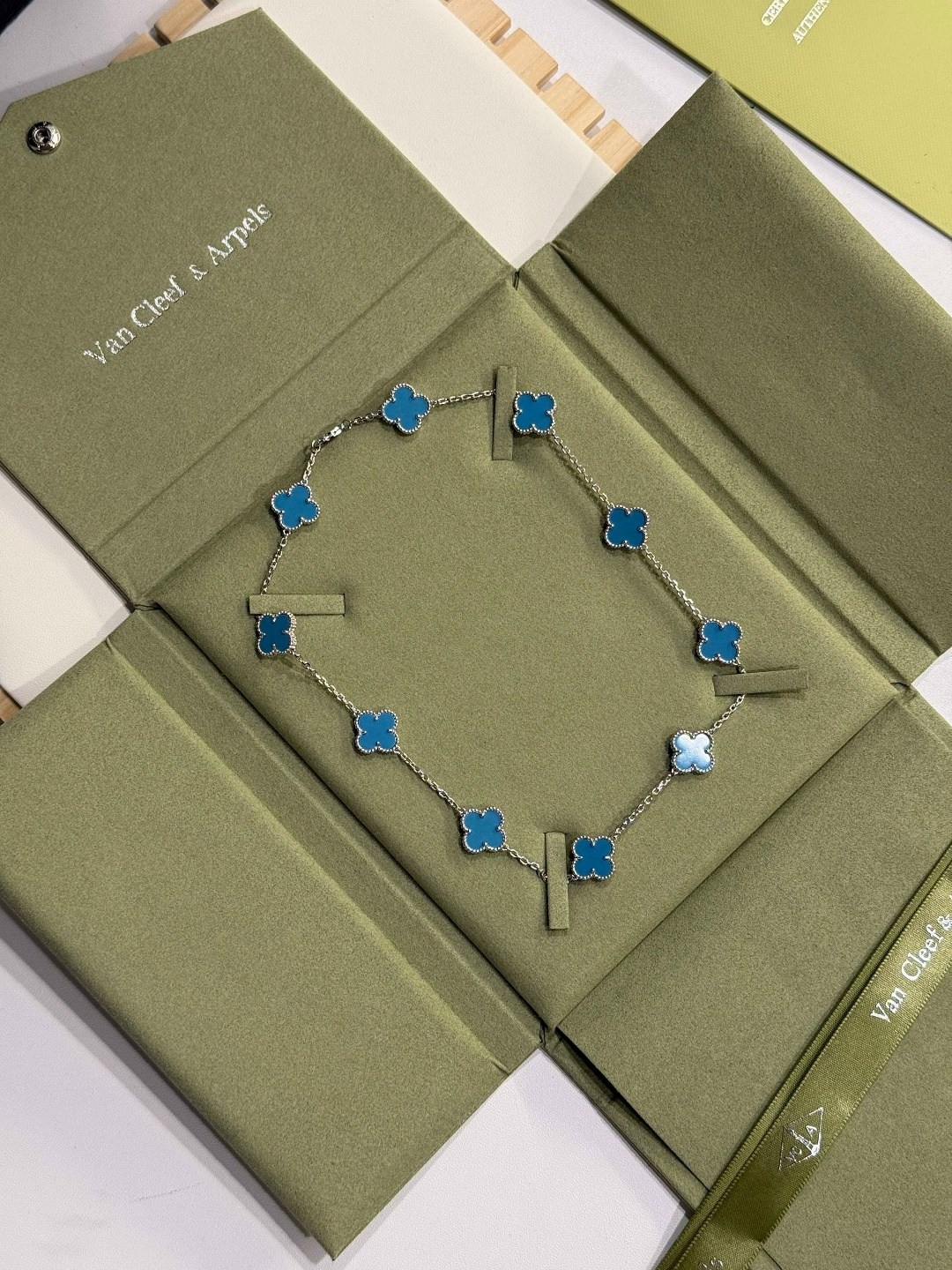 van cleef arpels упаковка,ювелирное украшение,подарочная упаковка,украшение,van cleef arpels коробка