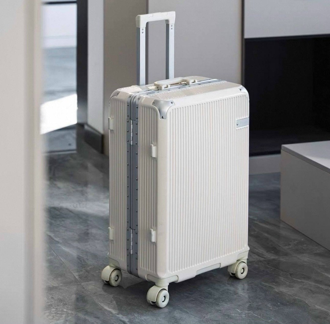 чемодан на колесиках,алюминиевый чемодан,чемодан на колесах,чемодан женский,чемодан для переноски