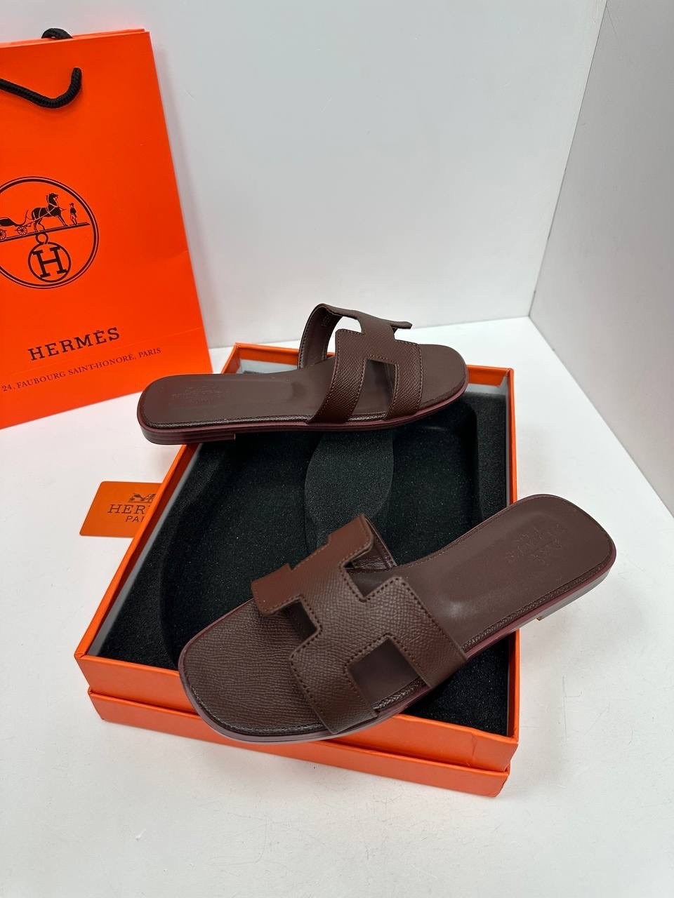 шлёпанцы hermes,шлепки hermes женские,шлепки hermes oran,женские кожаные шлепки hermes oran коричневые,шлепки гермес женские