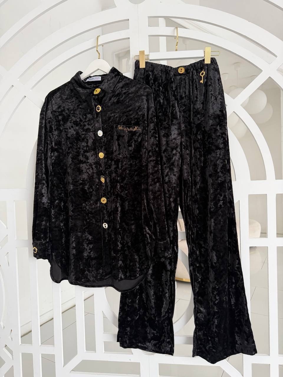 велюровый костюм,бархатные брюки прямого кроя zarina,laete костюм велюровый,костюм велюр,чёрный бархатный костюм