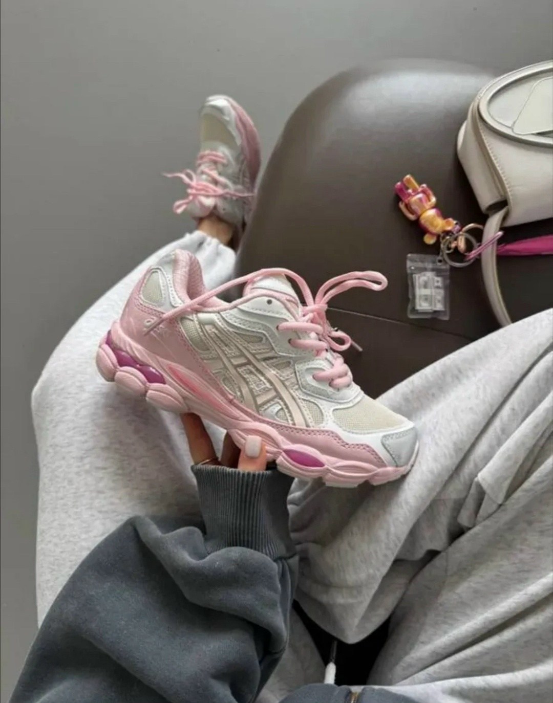 кроссовки женские asics,женские кроссовки,бело розовые кроссовки,кроссовки трендовые,розовые женские кроссовки