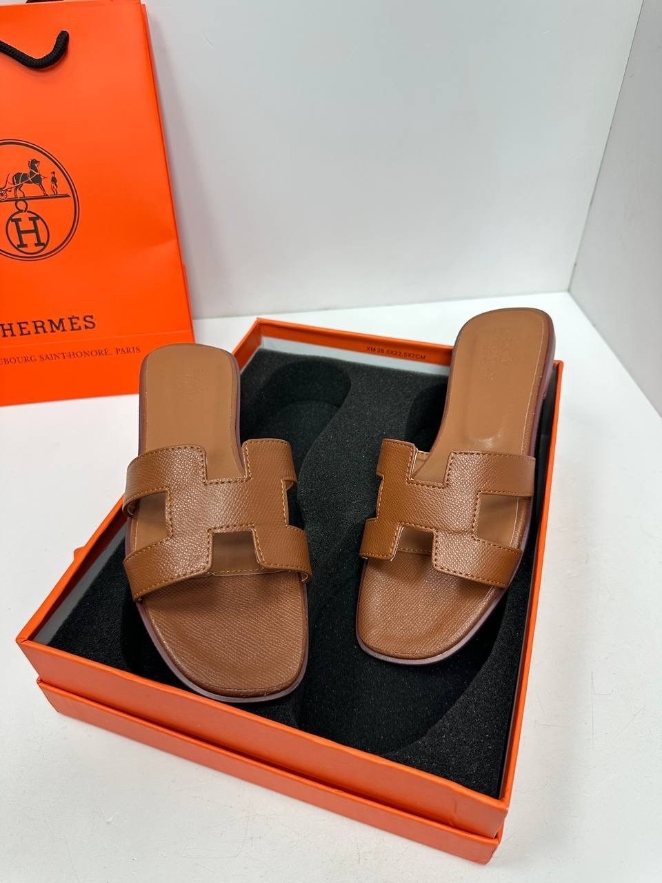 шлёпанцы hermes,шлепки hermes женские,шлепки hermes oran,женские кожаные шлепки hermes oran коричневые,шлепки гермес женские