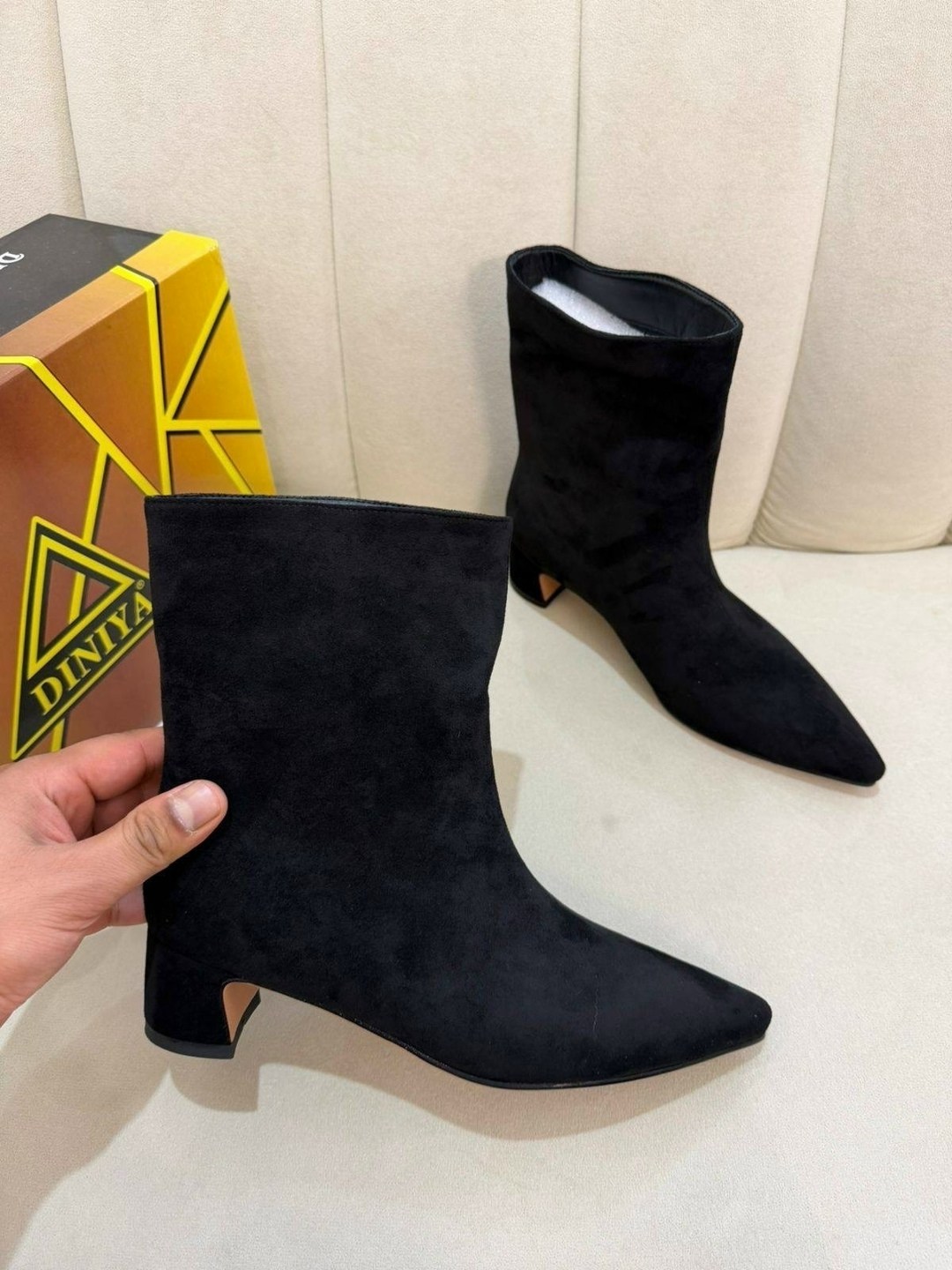 ботильоны замшевые,женские ботильоны,,ботильоны модные,женские ботильоны с острым носком
