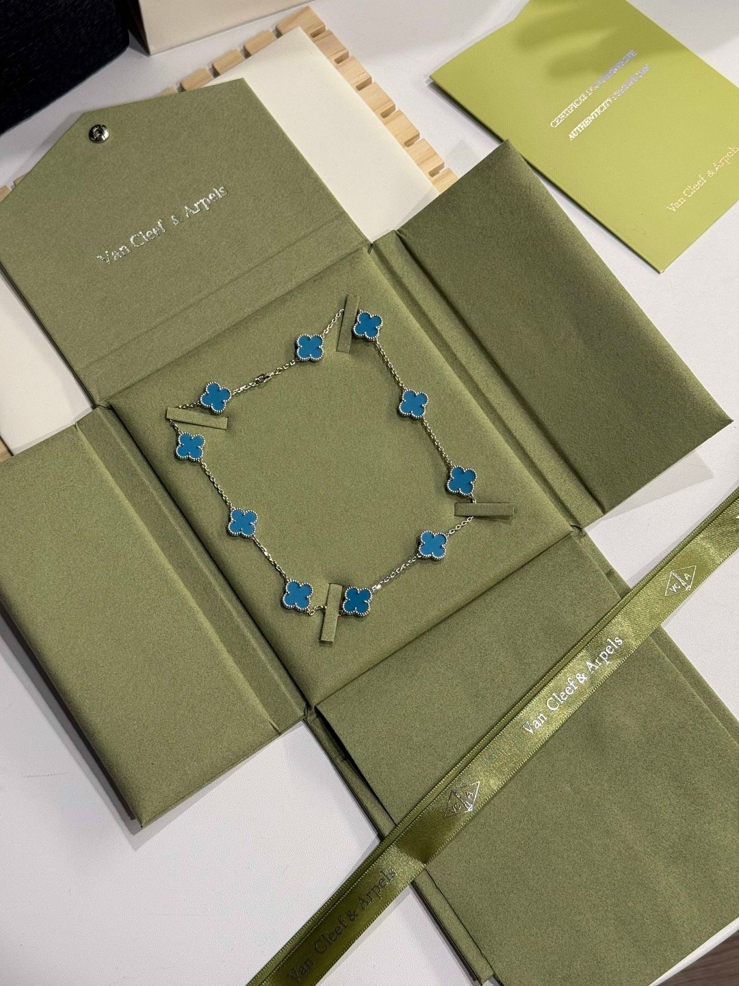 van cleef arpels упаковка,ювелирное украшение,подарочная упаковка,украшение,van cleef arpels коробка