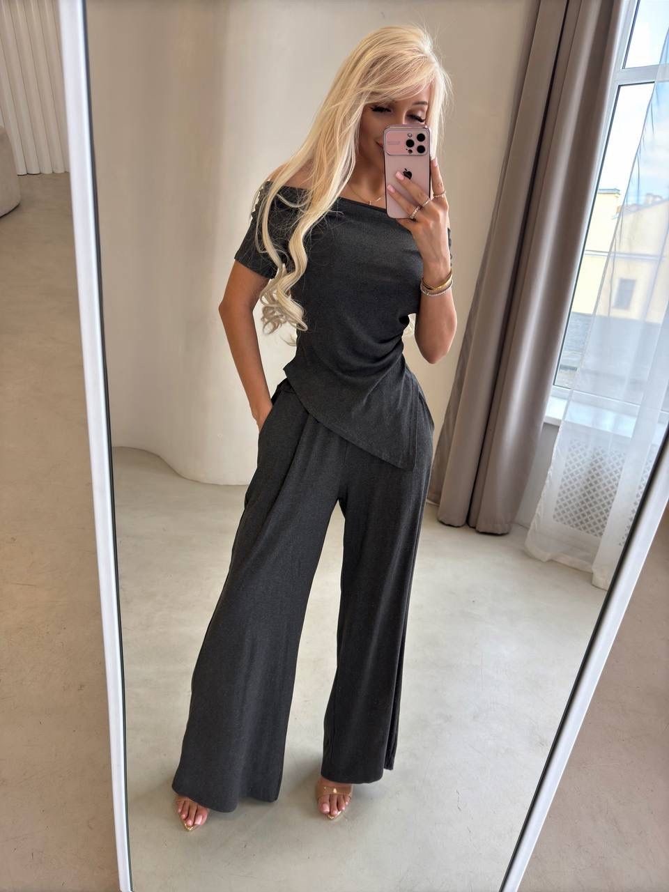 костюм женский,модный брючный костюм для женщин выполнен из трикотажной ткани,костюм для женщин,модные брючные костюмы,брючный костюм женский