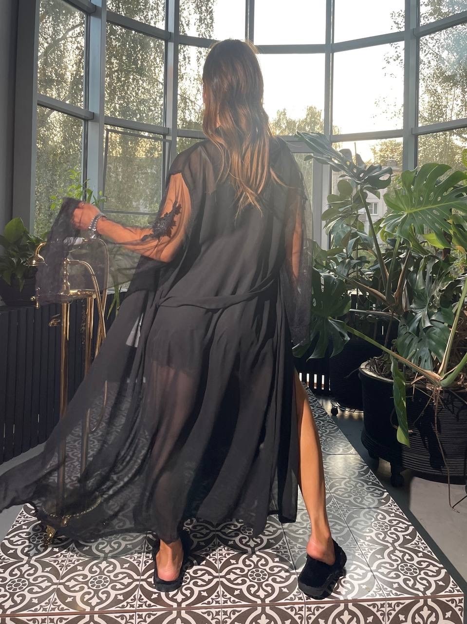 халат с перьями 150 см,халат с перьями,длинный женский шелковый черный халат с перьями,халат туника пеньюар с перьями на рукавах,халат домашний