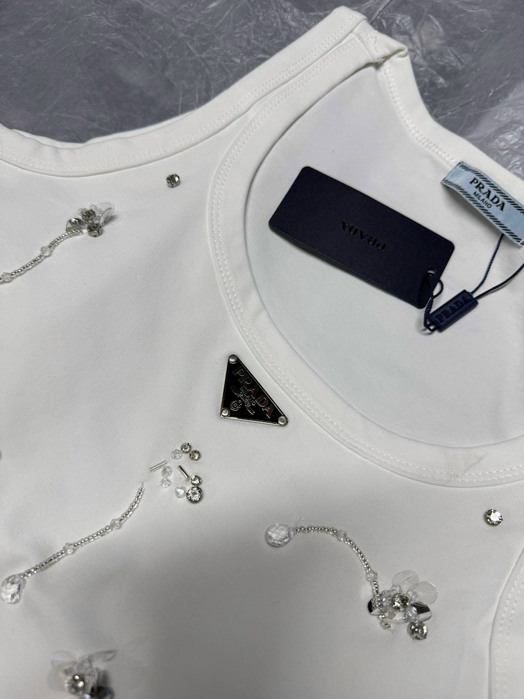 топы со стразами,женская майка,майка со стразами,женская футболка со стразами,модные футболки со стразами